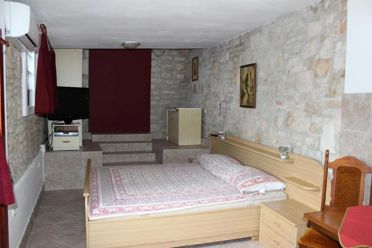 Apartments With A Parking Space Liznjan, Medulin - 11152 Croatia